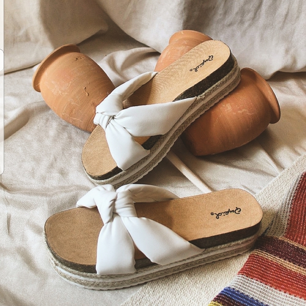 🚨FEW PAIRS LEFT// White platform Sandal - Picture 2 of 8